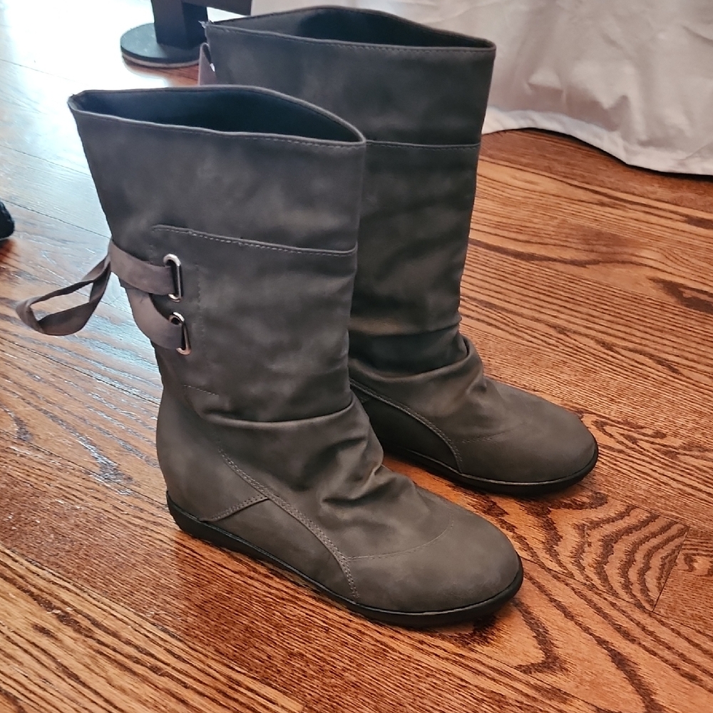 Women's Gray Boots 40. I wear a 7.5, and they fit me